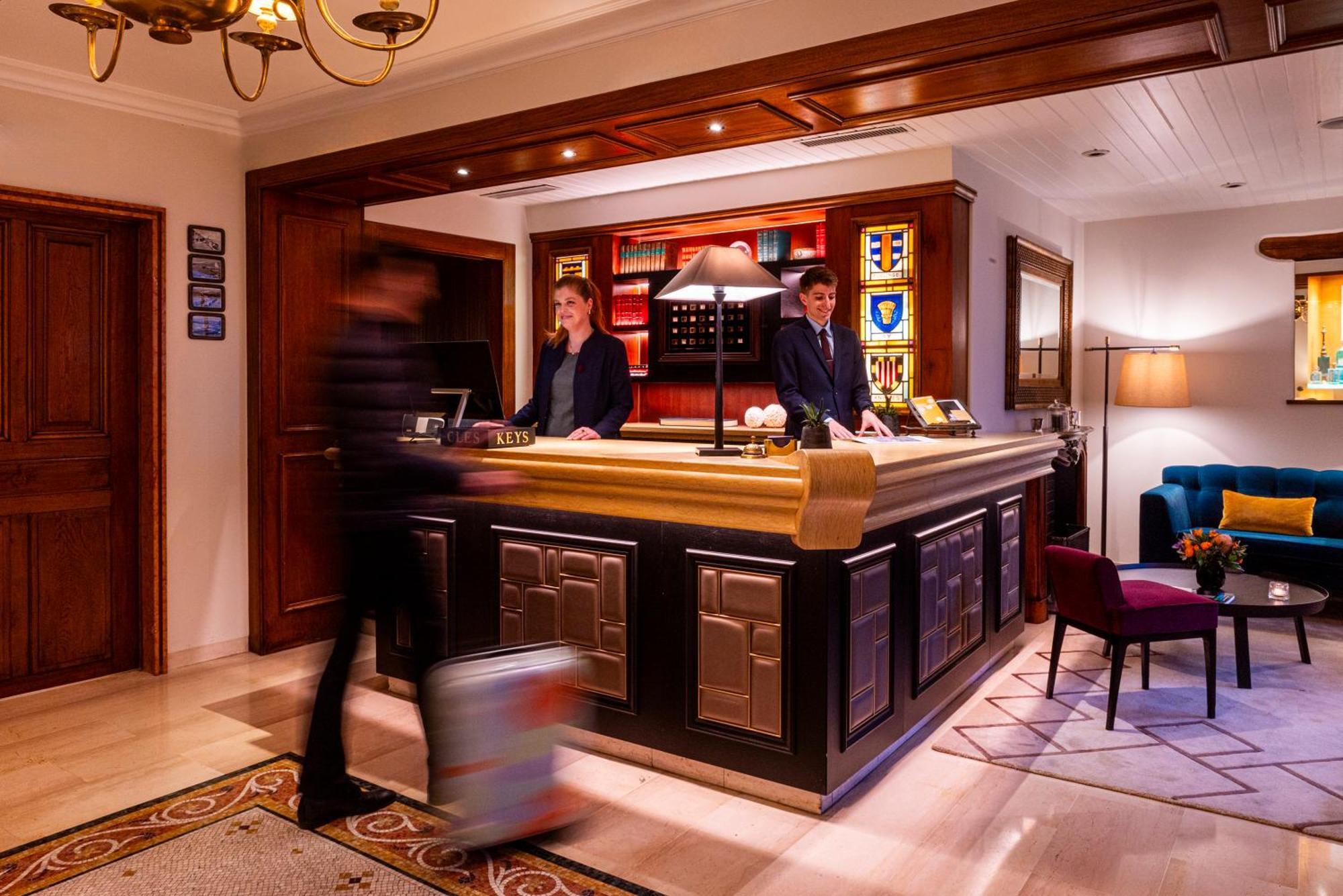 Hotel Les Armures Genf Exterior foto The Concierge Desk at the InterContinental London Park Lane