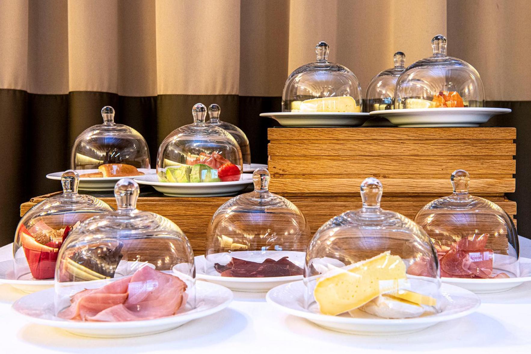 Hotel Les Armures Genf Exterior foto A selection of cold cuts
