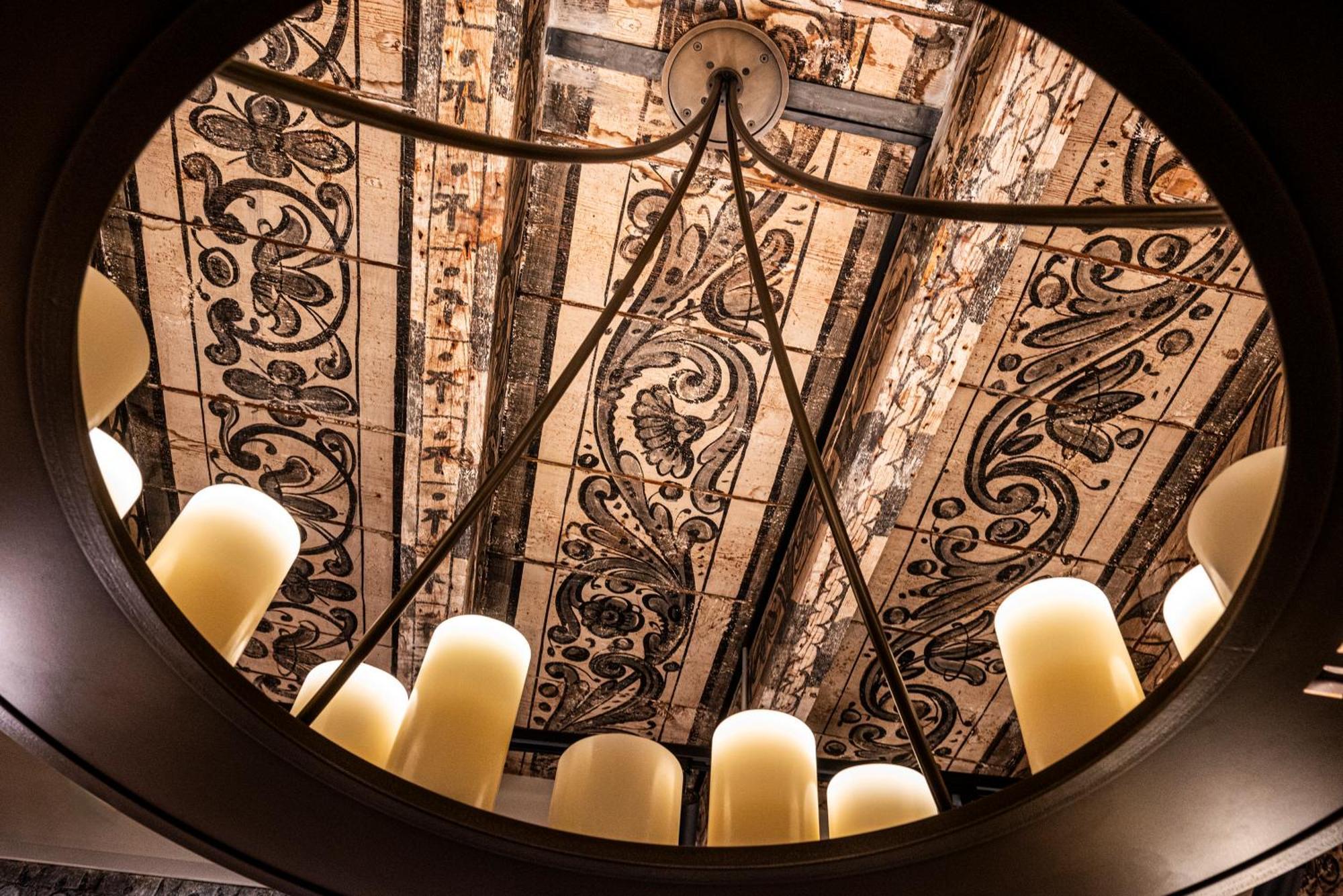 Hotel Les Armures Genf Exterior foto The ceiling of the staircase